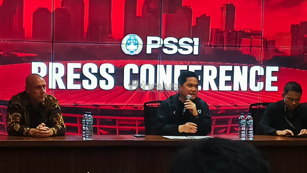 Ketua Umum PSSI Erick Thohir (tengah) didampingi Direktur Teknik PSSI Alexander Zwiers dan Sekjen PSSI Yunus Nusi (kanan) dalam konferensi pers di SUGBK Senayan, Jakarta, Jumat (24/10/2025). [FTNews.co.id/Selvianus Kopong Basar]
